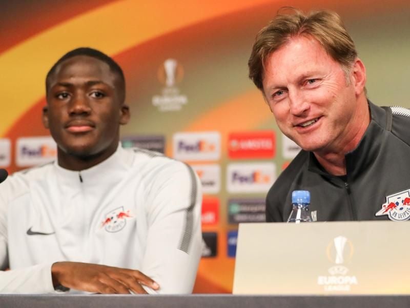 Leipzigs Trainer Ralph Hasenhüttel will mit den Franzosen Ibrahima Konaté (l) und Dayot Upamecano die Abwehr verstärken. Foto: Jan Woitas