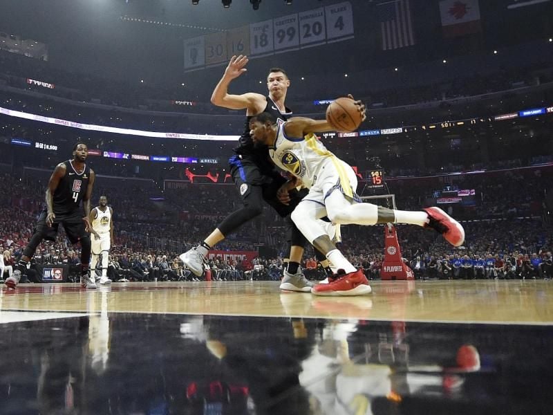 Kevin Durant (r) zieht gegen Danilo Gallinari von den Los Angeles Clippers zum Korb. Foto: Mark J. Terrill/AP