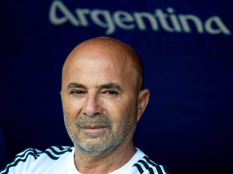 Argentiniens Trainer Jorge Sampaoli verfolgt das Spiel gegen Frankreich. Foto: Petter Arvidson/Bildbyran via ZUMA Press