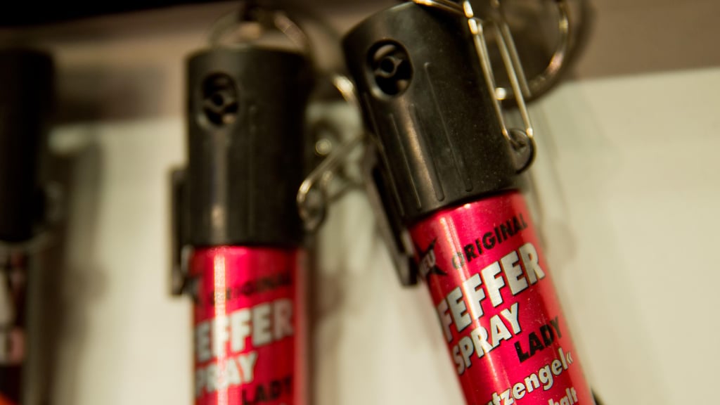 Dosen mit Pfefferspray.