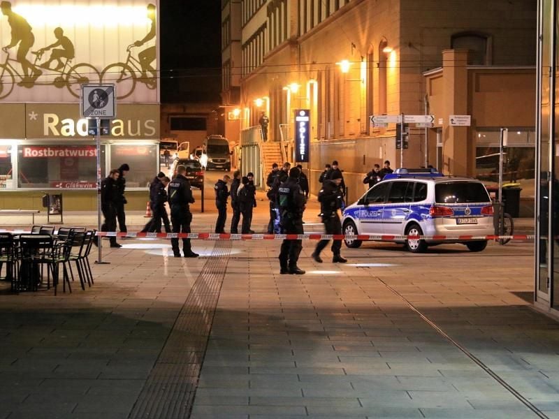 Polizisten durchsuchen in Erfurt eine Straße nahe des Hauptbahnhofs. Foto:WichmannTV/Archiv