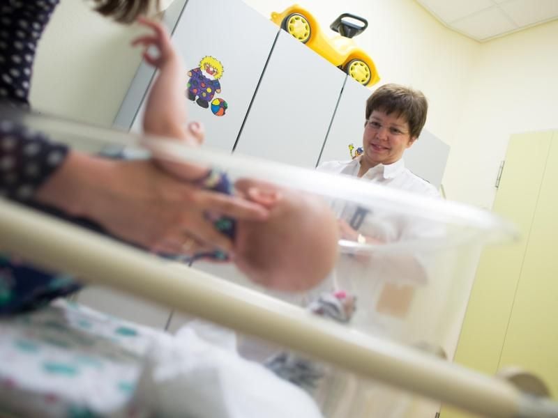 Im Kinderschlaflabor im Uniklinikum Magdeburg werden auch Babys untersucht. Anlass sind oft Atemstörungen oder Krampfanfälle in der Nacht. Foto: Klaus-Dietmar Gabbert/dpa