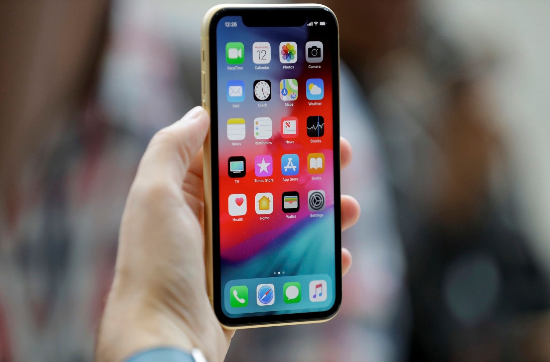 Das Apple iPhone XR wird bei einer Präsentation im Steve Jobs Theater gezeigt. D