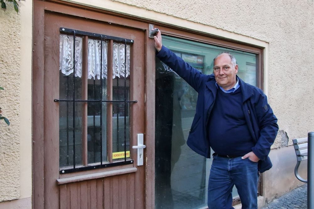 Jörg Brockmann vor dem kleinen Laden in der Sangerhäuser Göpenstraße.