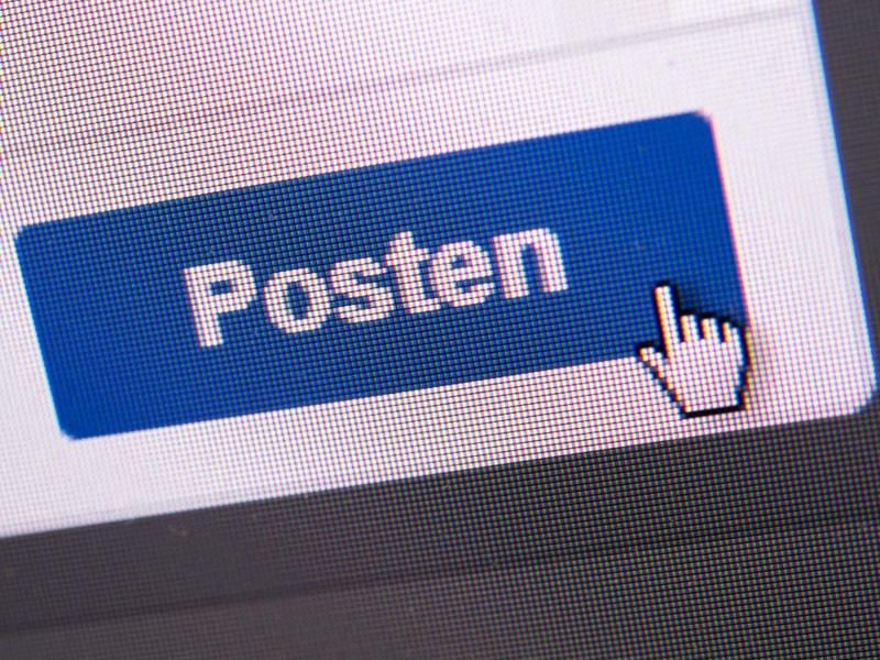 Wer Fotos von seinem Arbeitsplatz in sozialen Netzwerken präsentiert, sollte vorher den Chef um Erlaubnis fragen. Foto: Andrea Warnecke