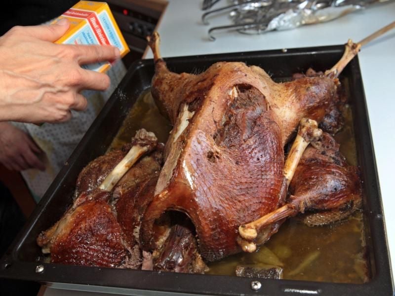 Gute Planung: Wer bei der Weihnachtsgans zu viele Rest vermeiden will, sollte schon beim Kauf vorbereitet sein. Foto: Karl-Josef Hildenbrand (Archiv)