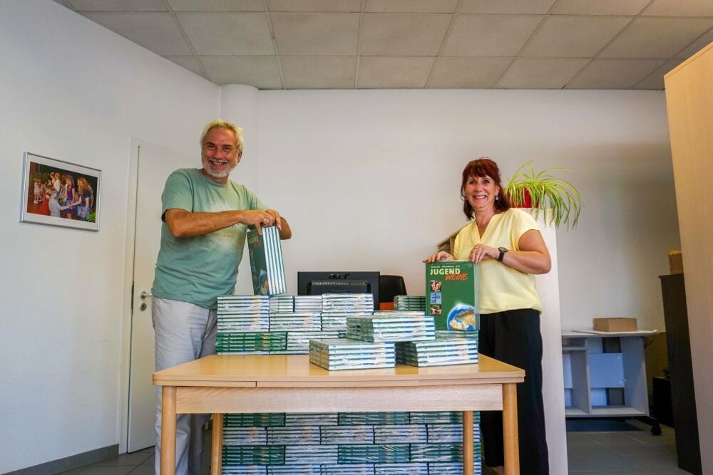 Jens Krause, Vorsitzender des Jugendweihevereins und Büroleiterin Ellen Kliem packen die Bücher aus, die eigentlich im Frühjahr an die Jugendweihe-Teilnehmer verteilt werden sollten.