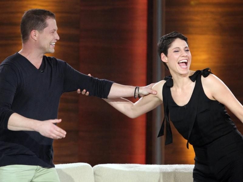 Mit Kurzhaarfrisur: Die Schauspieler Jasmin Gerat und Til Schweiger scherzen bei "Wetten, dass..?". Foto: Karl-Josef Hildenbrand