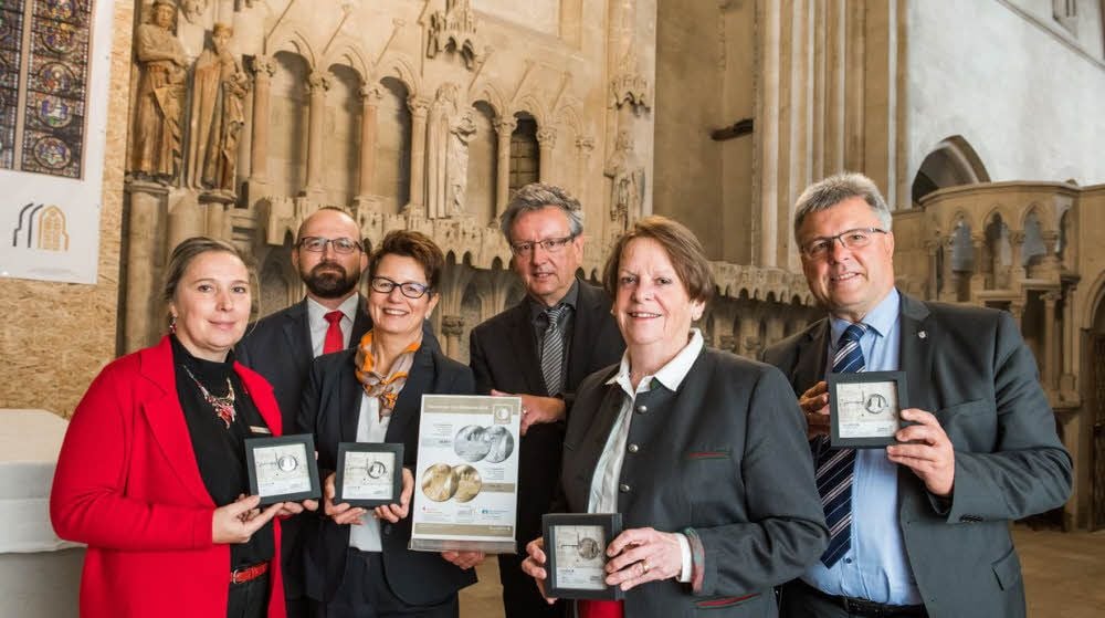 Dechantin Karin von Welck (2.v.r.), Naumburgs Oberbürgermeister Bernward Küper (r.) und Euromint-Mitarbeiter Michael Knippschild (M.) freuen sich mit Ramona Ziegler (l.) und Jan Goldacker (beide Sparkasse) sowie Marion Schubert (Volksbank-Raiffeisenbank) über die Sonderprägung anlässlich des Welterbe-Titels.