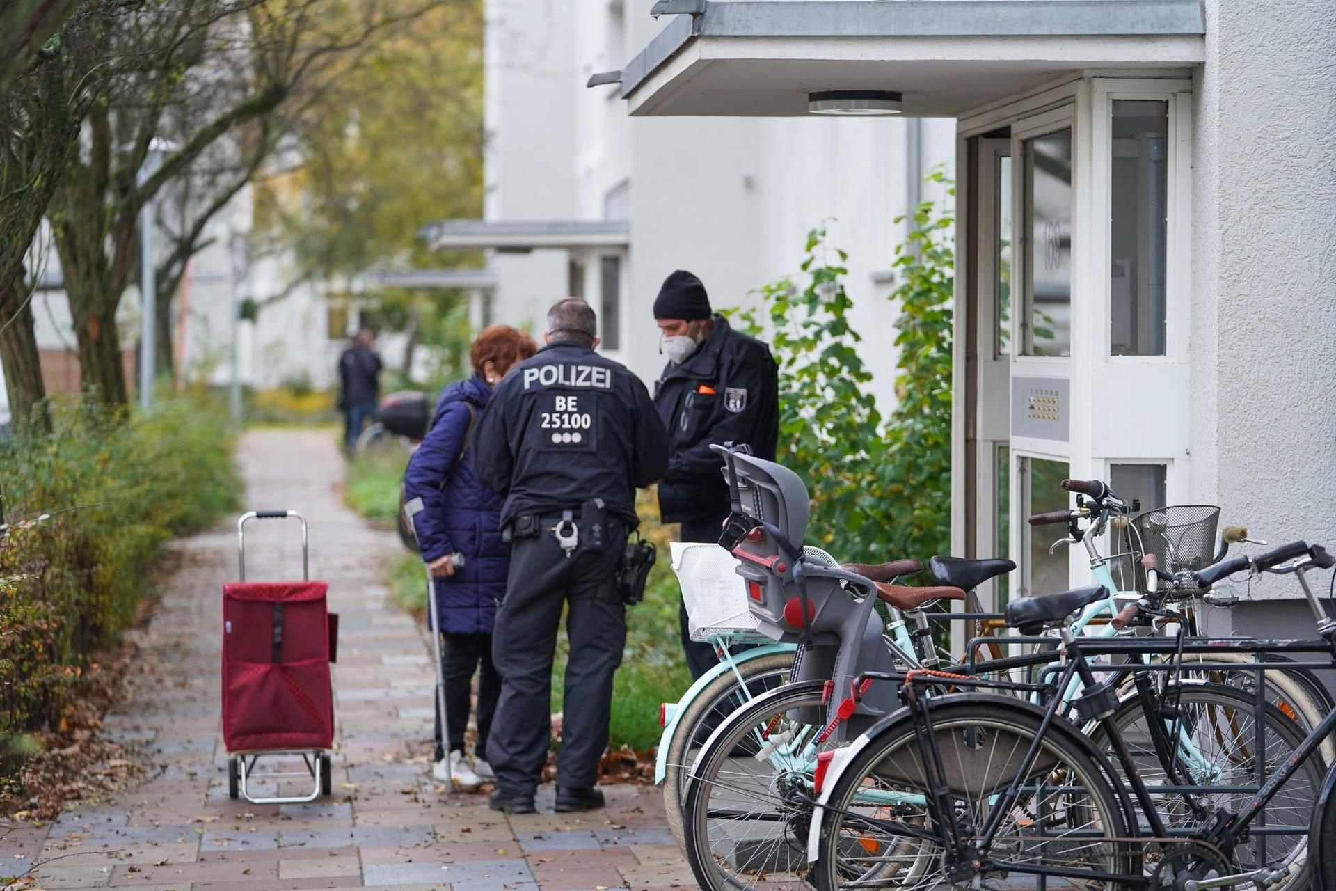 Wegen einer Bombenentschärfung in Berlin Kreuzberg forderten Einsatzkräfte der Polizei in der Nähe lebende Bewohner auf ihre Wohnungen zu verlassen. Dabei gingen sie von Tür zu Tür und fuhren mit Lautsprecherdurchsagen durch die Straßen.