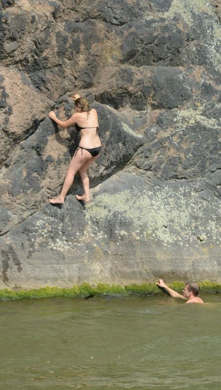 Diese junge Frau wird beim Klettern an Felsen nahe der Jahnhöhle erwischt.