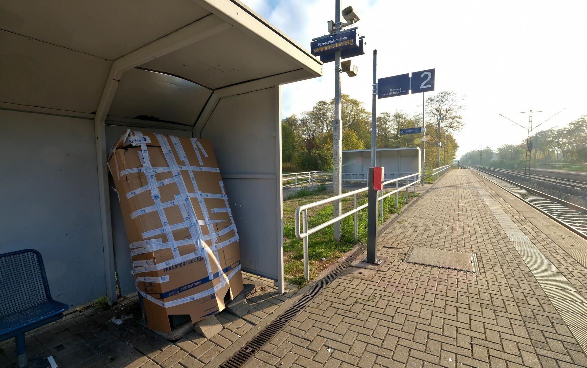 Nach der Explosion eines Fahrkartenautomats in Halle wurden zwei Personen festgenommen.