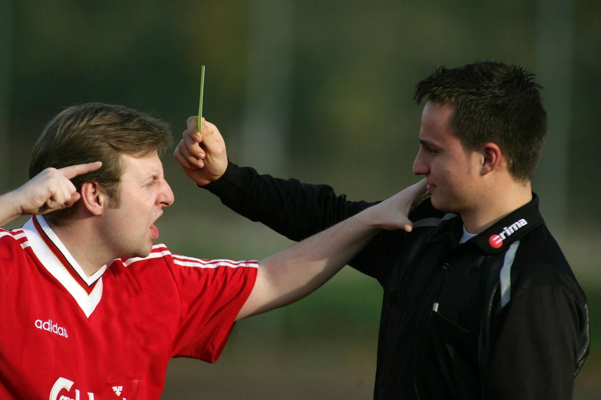 Dieses gestellte Foto zeigt einen Fußballer der einen Schiedsrichter angreift. (Symbolfoto)