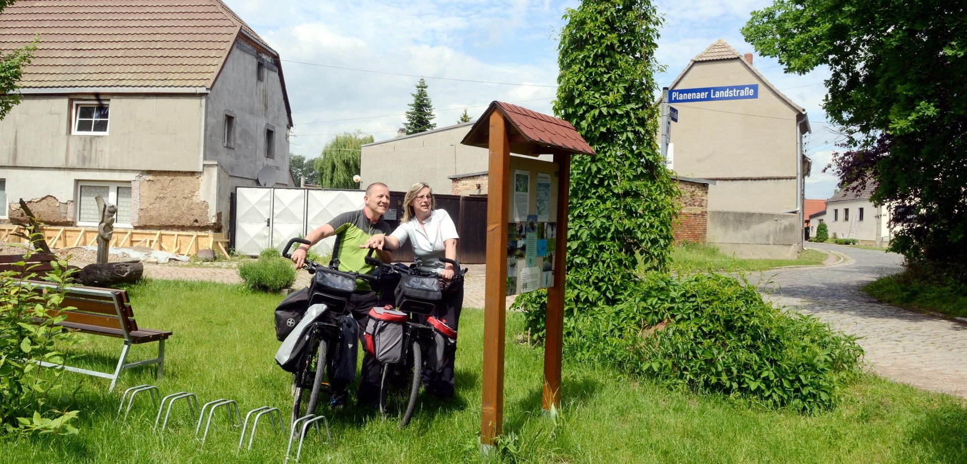 Der Saaleradweg geht genau durch den Ort, wo viele Reisende wie Thomas und Marion Hauck kurz Rast machen.