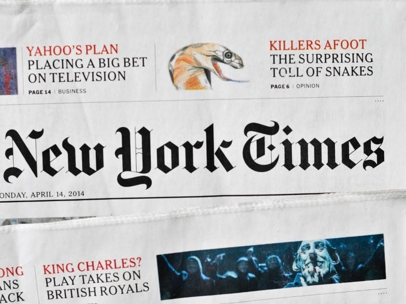 Verschiedene Ausgaben der Zeitung "New York Times" auf einem Tisch. Foto: Ole Spata/Archiv