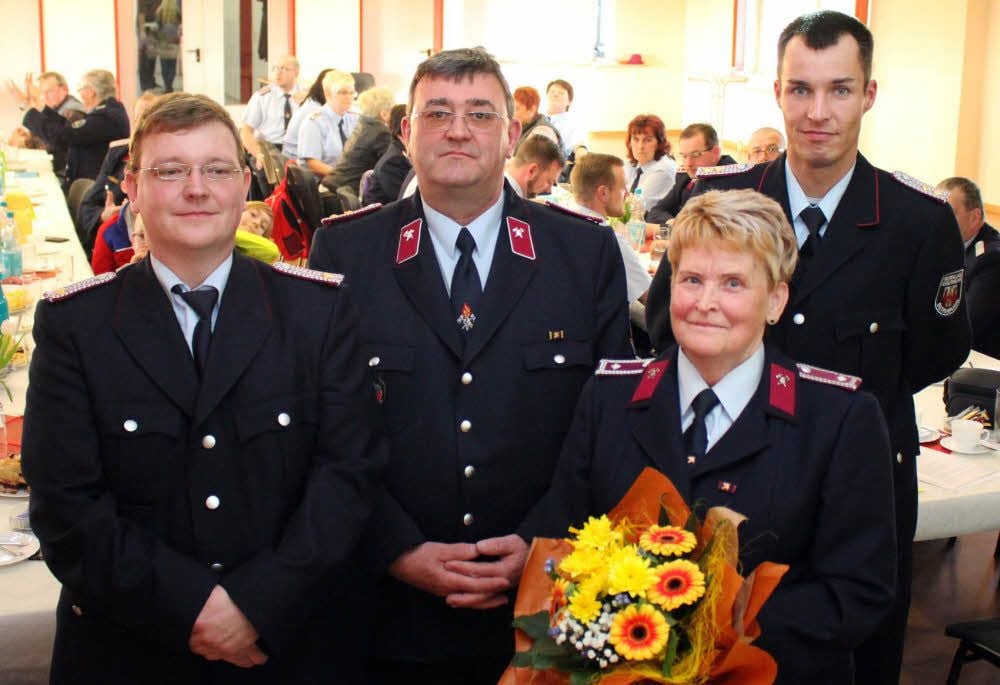 Niels Hammermann (von links), Frank Lingner, Rita Redlich und Andreas Anton wurden geehrt oder befördert.