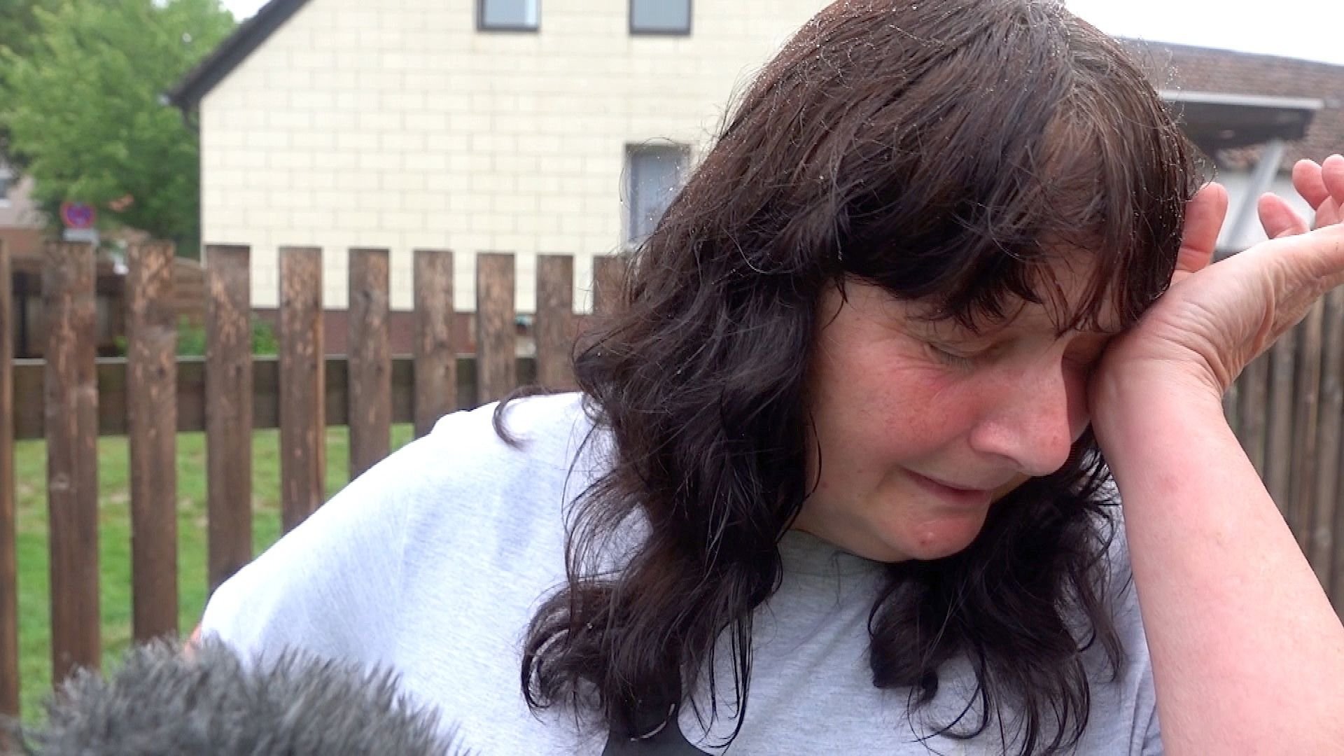 Ilona Moritz aus Grasleben ist verzweifelt. Durch das Unwetter hat sie ihr Zuhause auf einen Schlag verloren.