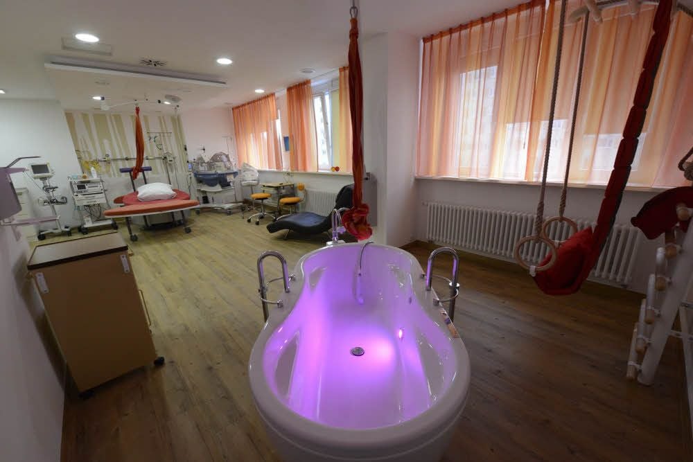 Die Wanne in einem der Kreißsäle ist der Mercedes unter den Geburtswannen. Sie kann sogar Musik spielen.