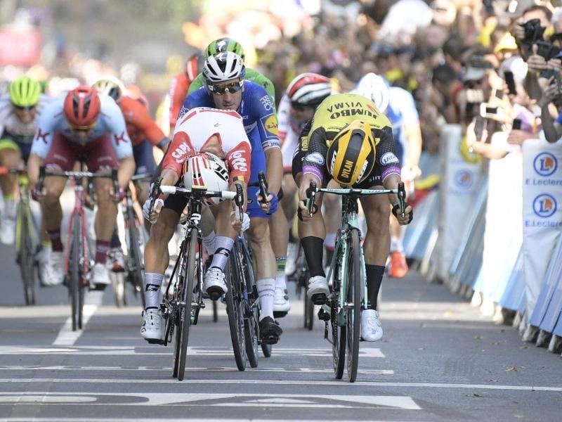 Caleb Ewan (l) sprintet hauchdünn vor Dylan Groenewegen (r) über den Zielstrich in Toulouse. Foto: Yorick Jansens/BELGA
