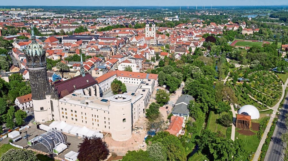 Eine kleine Stadt mit einer großen universitären Vergangenheit: Drohnen-Aufnahme von Wittenberg mit Schloss und Schlosskirche.