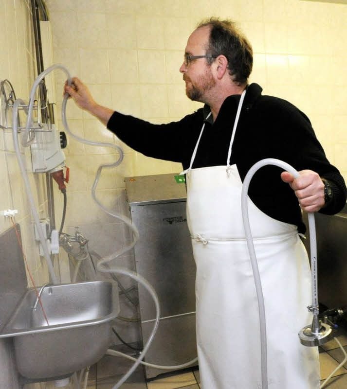 Bauer Karsten Scheffler startet den Pasteur - einen Automaten, der Rohmilch zu Frischmilch verarbeitet.
