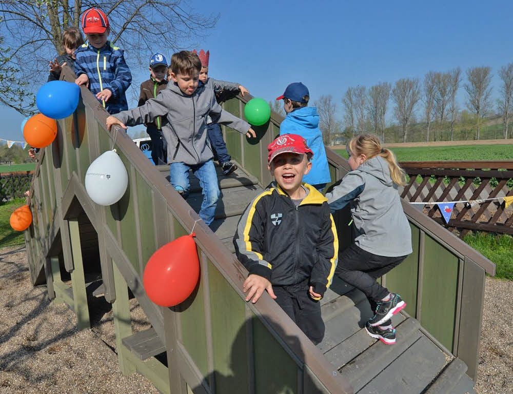 Das neue Kletterhaus wird von den Wipperstrolchen eifrig in Beschlag genommen.