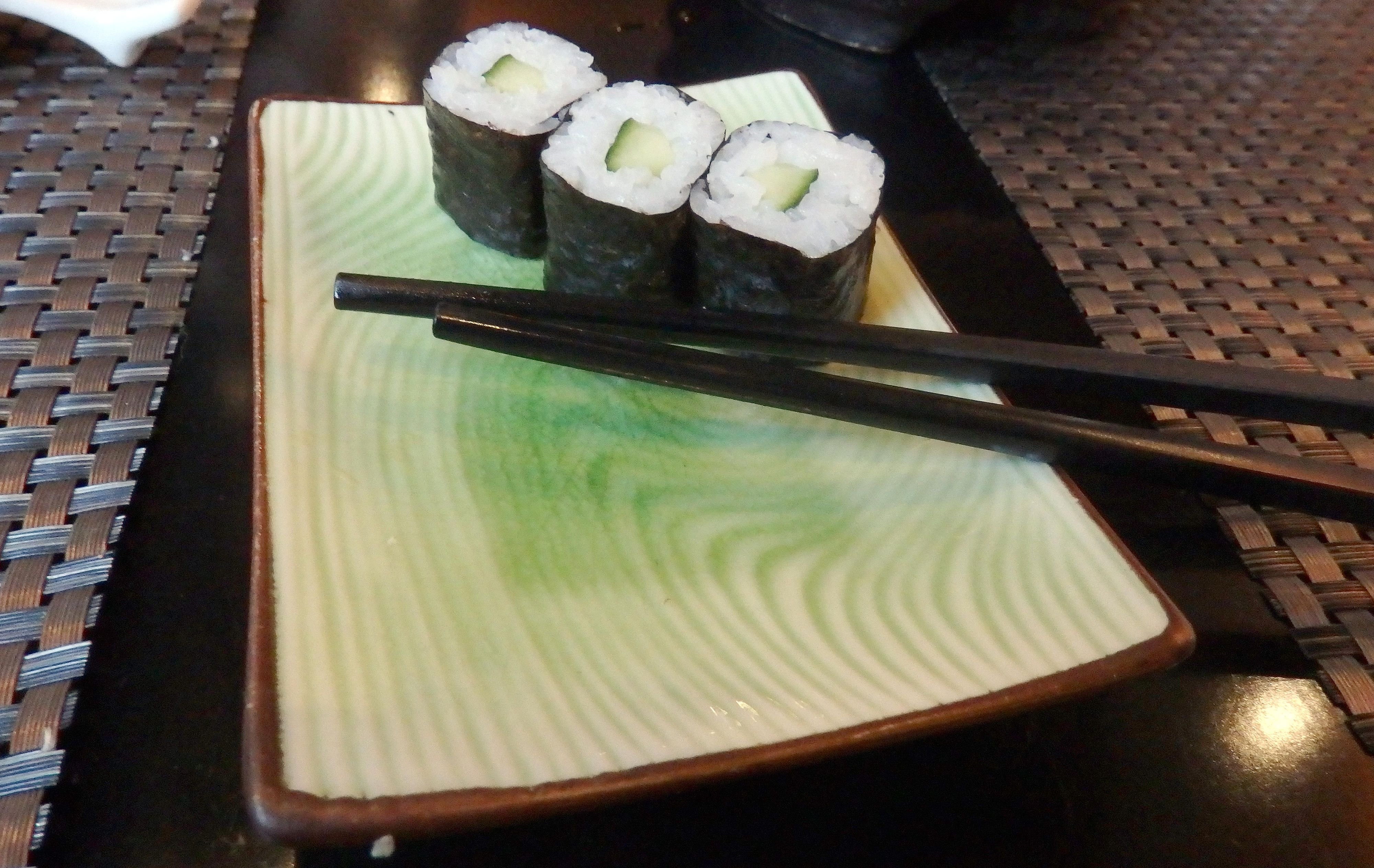 Sushi und Stäbchen vom Buffet „All You Can Eat“ liegen im Restaurant «Yuoki» in Stuttgart auf einem Teller.