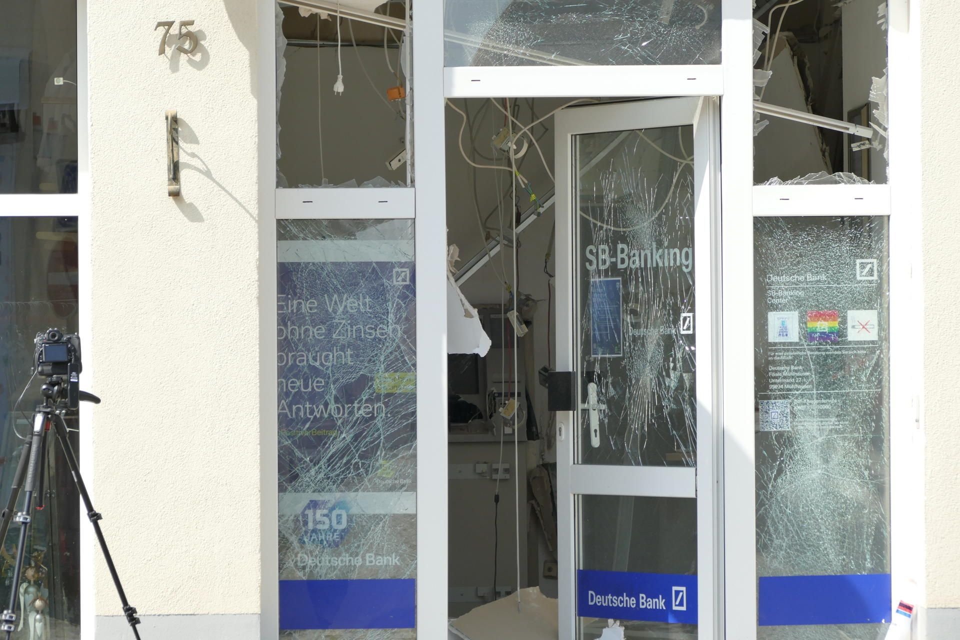 Eine Filiale der Deutschen Bank in Worbis ist nach der Sprengung eines Geldautomaten vollkommen zerstört.