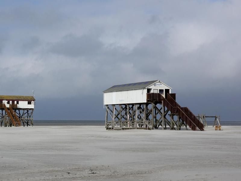 Pfahlbauten am Nordseestrand von St.Peter-Ording. Foto: Carsten Rehder