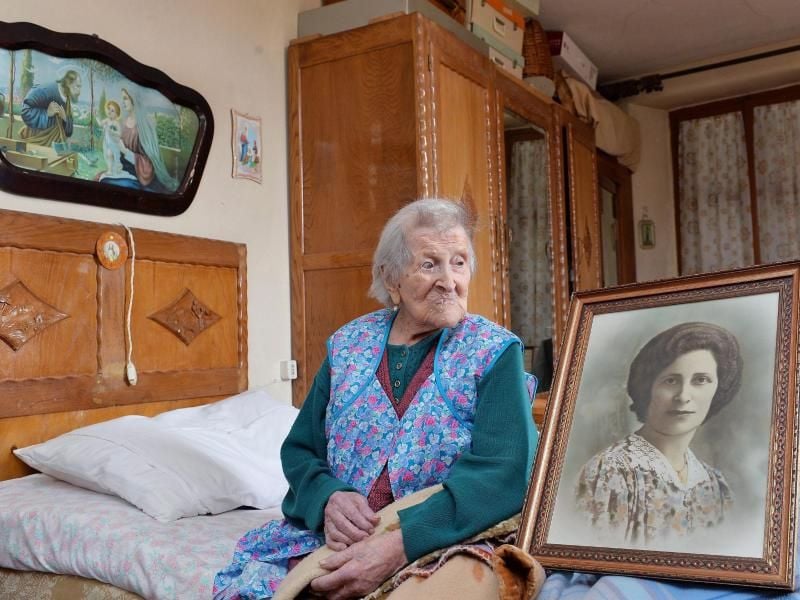Emma Morano neben einem Foto, das sie als junge Frau zeigt. Foto: Antonino Di Marco