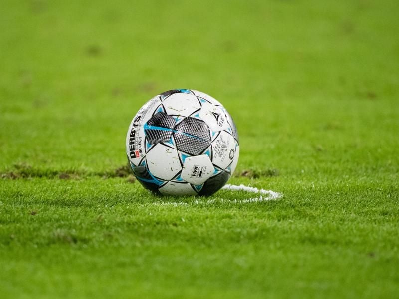Ein Fußball liegt auf dem Rasen.