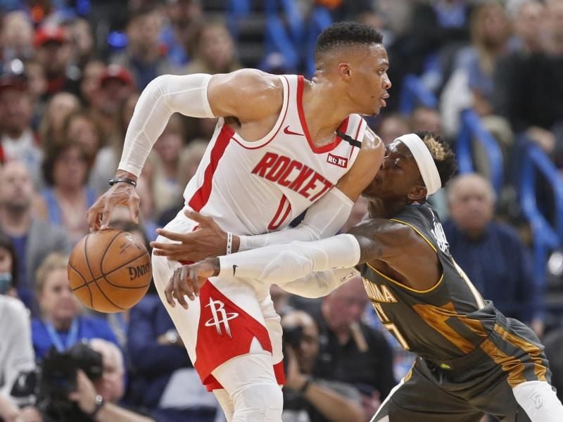 Russell Westbrook (l) von den Houston Rockets hat sich mit einem gigantischen Trinkgeld beim Hotelpersonal bedankt. Foto: Sue Ogrocki/AP/dpa