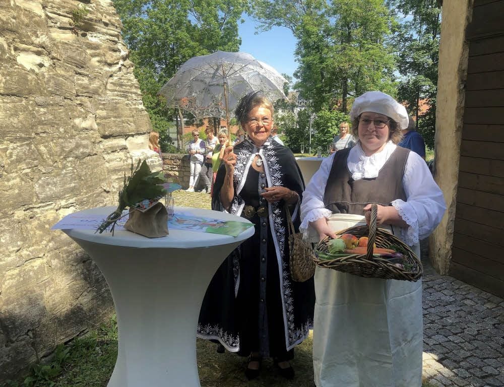 Hofdame Christine alias Christine Strüpling ließ sich beim Spaziergang durch den Schlosspark Moritzburg vom Hofkoch Herzog Moritz’ - Susann Dorfmüller - begleiten.