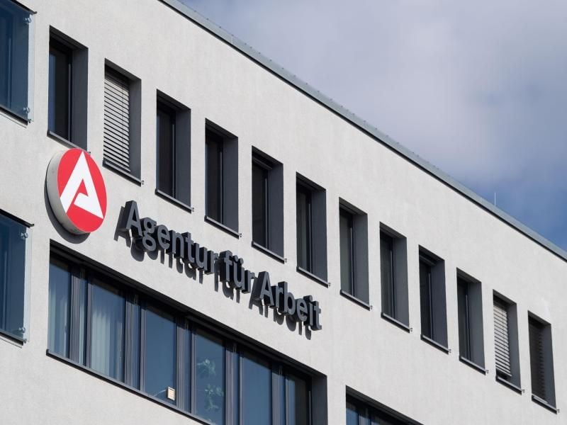 Der Schriftzug der „Agentur für Arbeit” ist am Gebäude der Agentur für Arbeit angebracht. Foto: Marijan Murat/dpa
