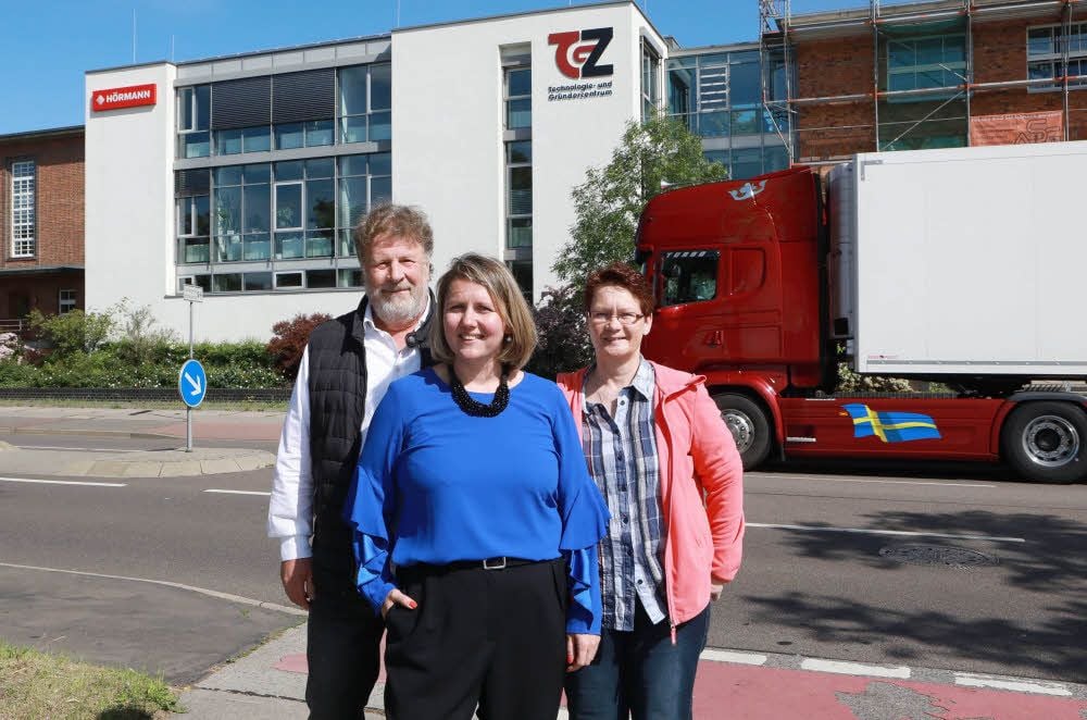 Denise Schuster (vorn) mit ihren Mitarbeitern Sabine Hempel und Wolfgang Meißner. Zwei weitere Mitarbeiter sollen das Team bald verstärken.