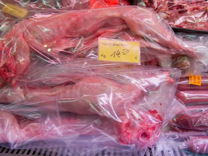 Bei Kaninchenfleisch kaufen Verbraucher am besten bei Biohändlern und privaten Erzeugern. Foto: Julian Stratenschulte/dpa