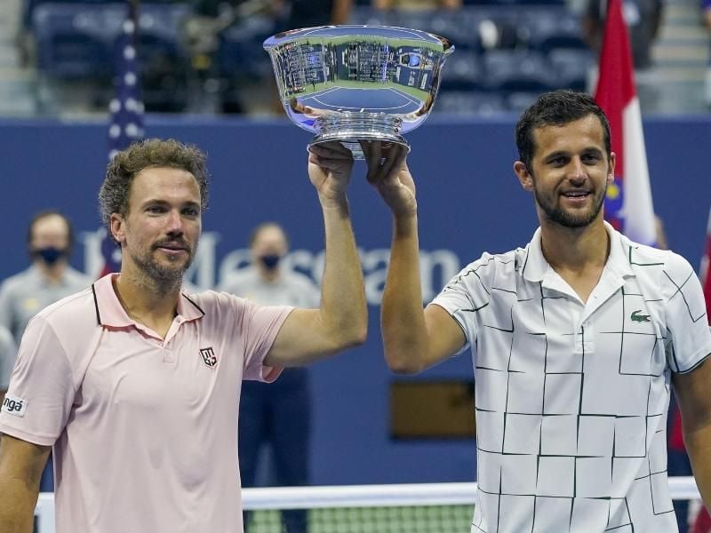 Waren im Endspiel nicht zu schlagen: Bruno Soares (l) und Mate Pavic jubeln mit der Trophäe in den Händen. Foto: Seth Wenig/AP/dpa