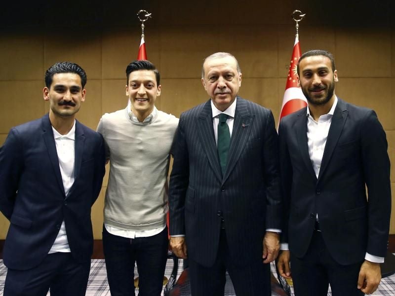 Recep Tayyip Erdogan (2.v.r.) posiert mit Ilkay Gündogan (l), Mesut Özil (2.v.l.) und Cenk Tosun. Foto: AP