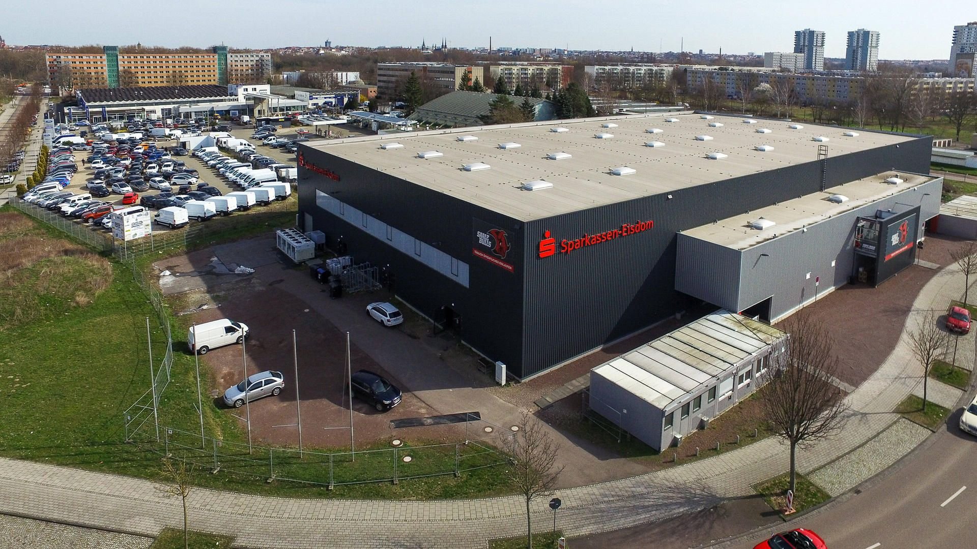 Der Eisdom in Halle ist die Heimstätte der Saale Bulls. Das Eis wurde präpariert, es findet wieder Eislaufen statt - und bald die neue Eishockey-Saison.