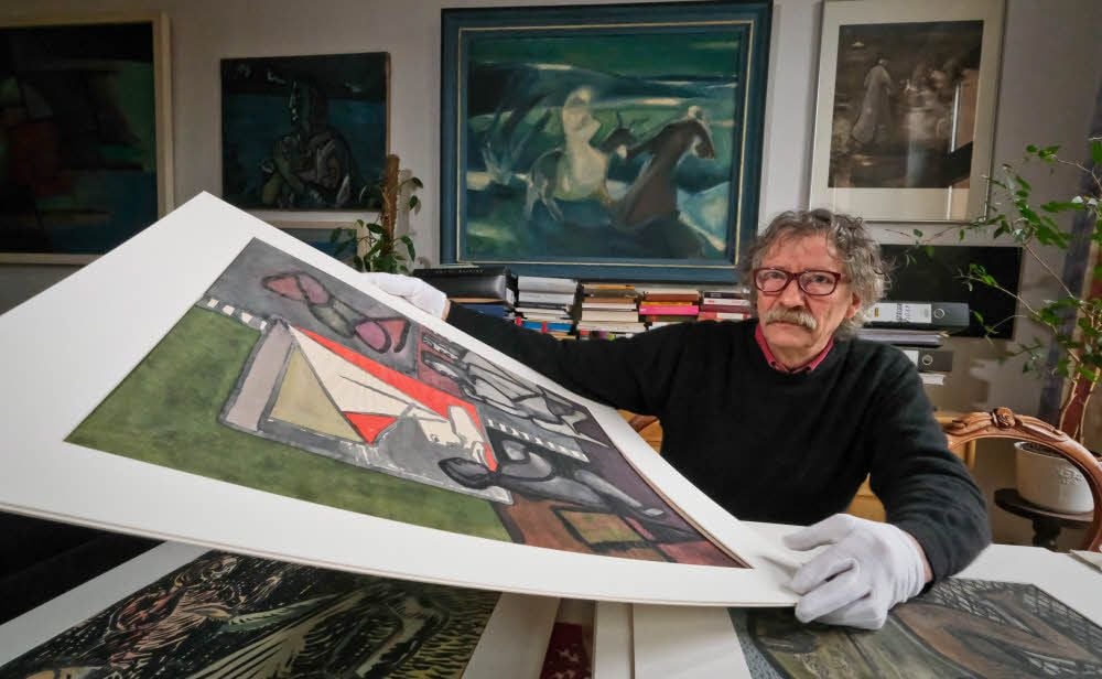 Andreas Splett kommt derzeit nur an die Bilder seines verstorbenen Vaters, die sich in der Wohnung befinden.