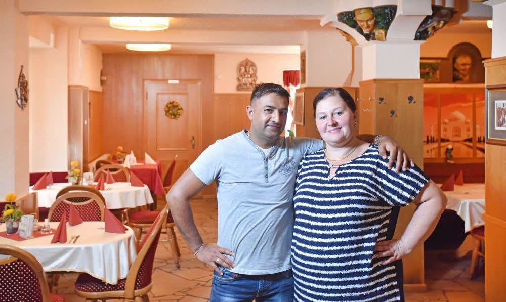 Ishwar Singh und seine Frau Madlen Stiebing betreiben seit 2013 den Ratskeller in Holzweißig.