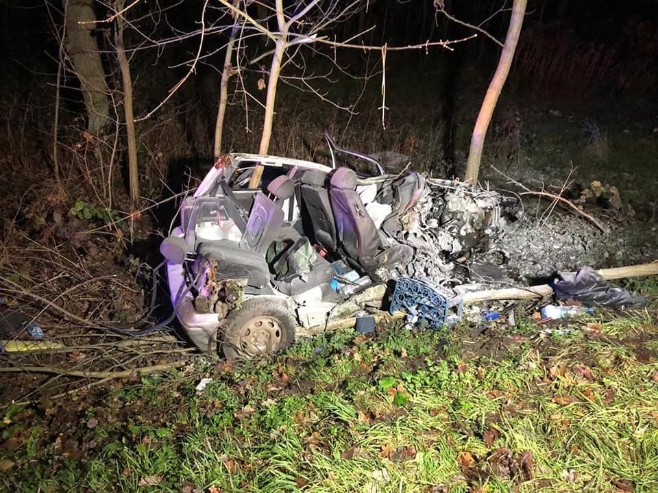 Aus diesem Wrack konnte sich der Fahrer wie durch ein Wunder selbst befreien.