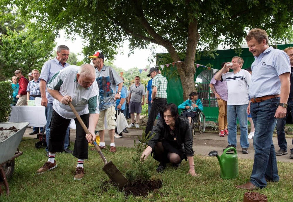 Wie bei jedem Hausfest pflanzten ehemalige Mitbewohner auf dem Heporö-Areal in Zemnick einen Baum.