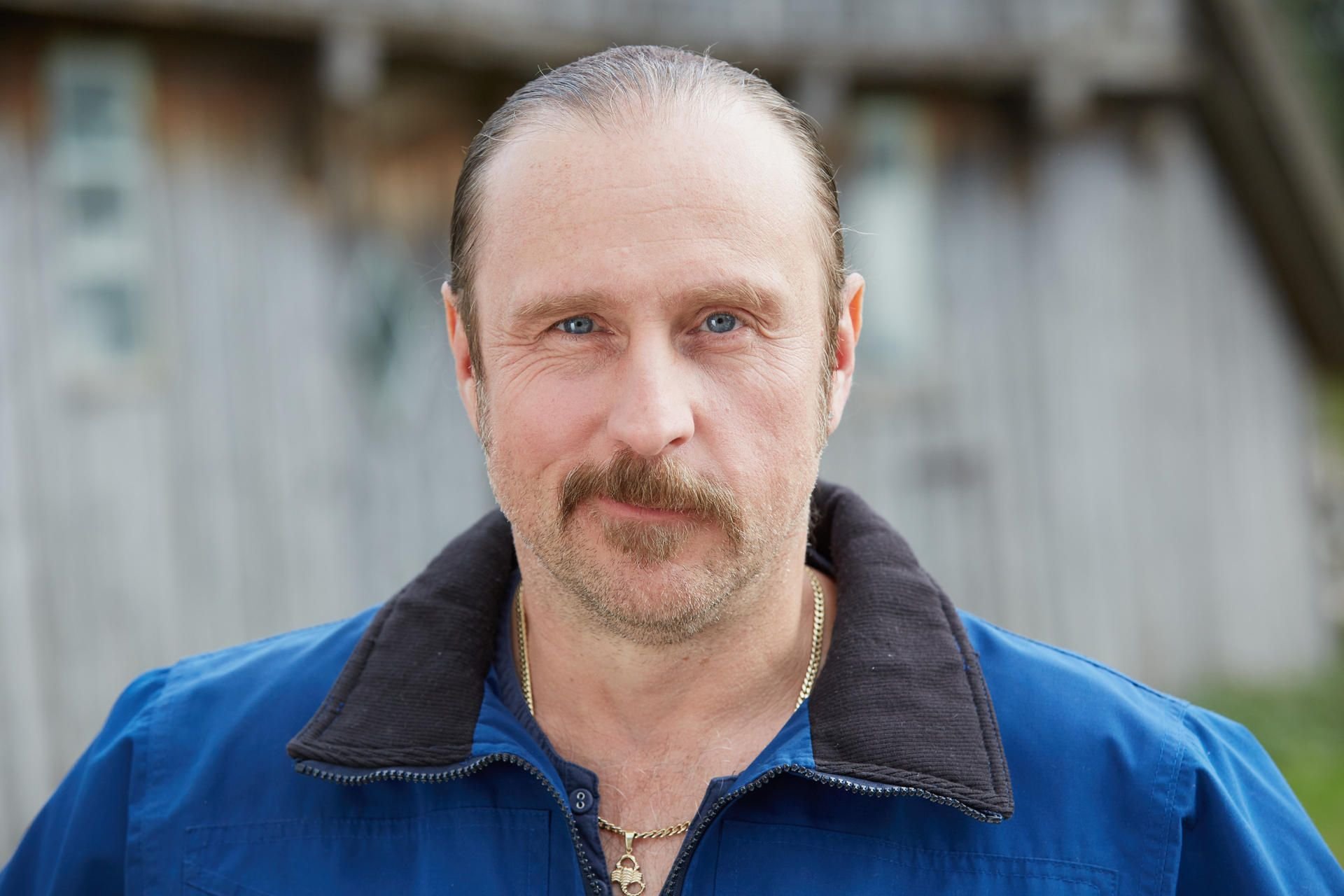 Der Schauspieler Bjarne Mädel steht als Heiko „Schotty“ Schotte während eines Fototermins am Set von „Der Tatortreiniger“.