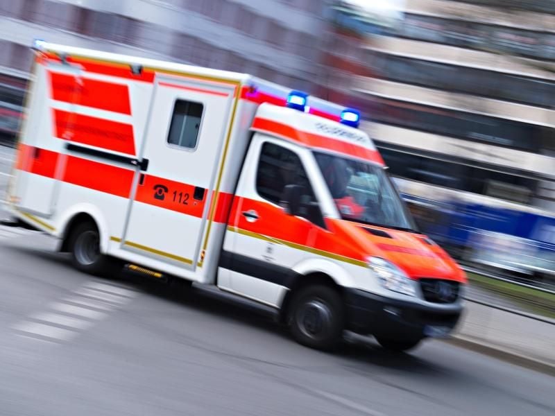 Ein Rettungswagen mit Blaulicht. Foto: Nicolas Armer/dpa/Symbolbild