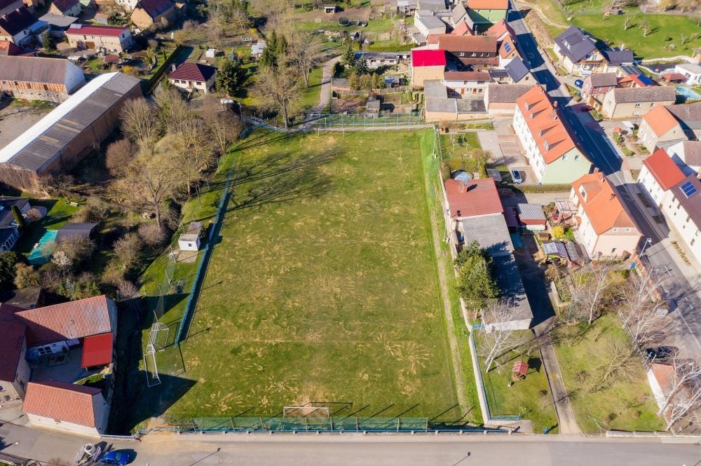 Zentrale Lage und nicht - wie in vielen anderen Dörfern - am Ortsrand: Hier, auf dem Sportplatz in Saubach, trägt der TV 1922 einen Teil seiner Heimspiele aus. Die anderen finden in Bad Bibra (bei der SG Fortuna) oder in Tauhardt (bei der SG Finne Billroda) statt.