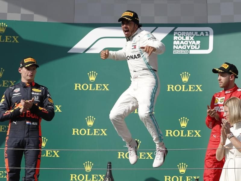 Lewis Hamilton (M) vom Team Mercedes hat sich beim Großen Preis von Ungarn seinen achten Saisonsieg gesichert. Foto: L. Balogh/AP