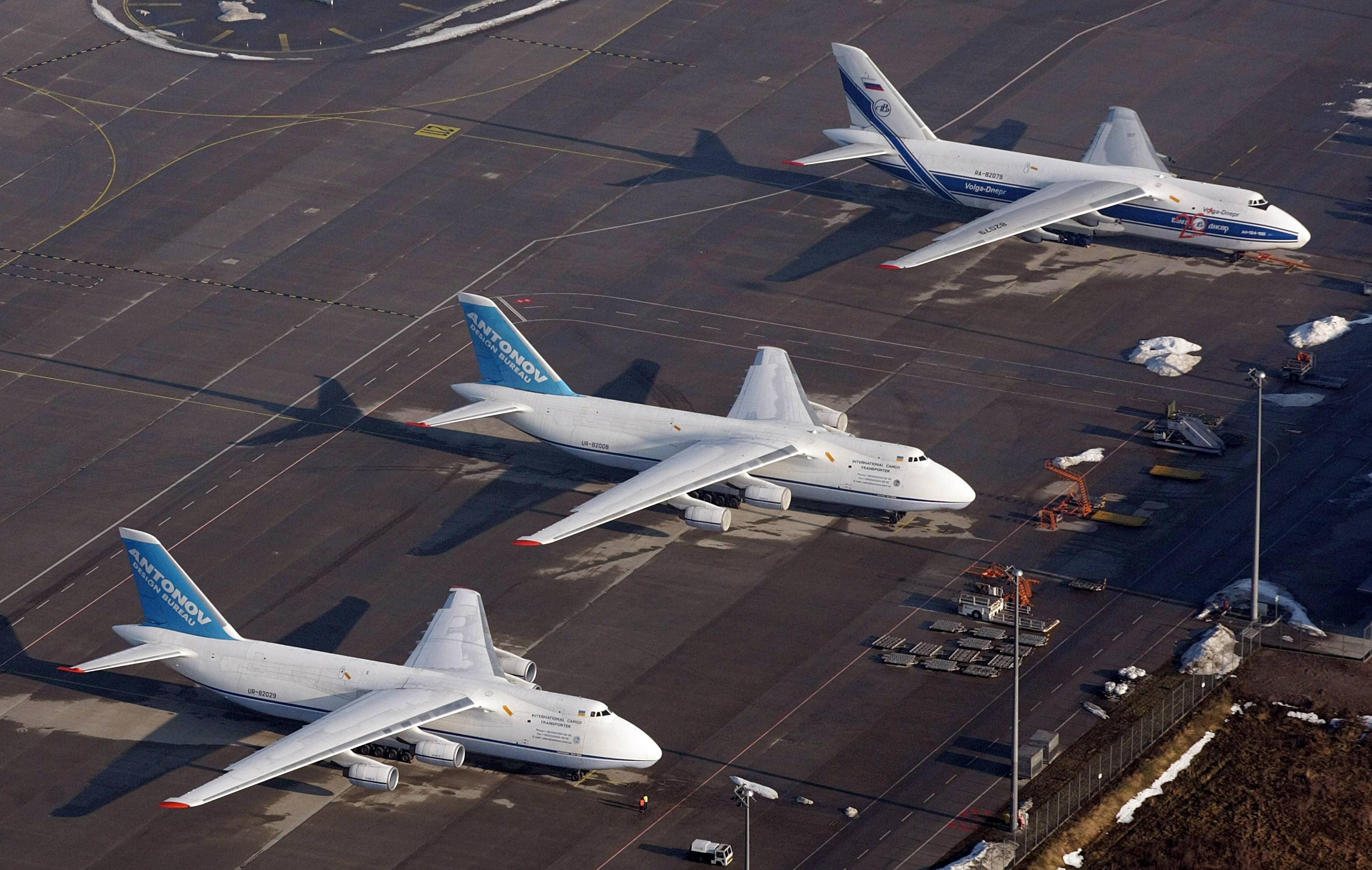 Mehrere Antonov 124 Frachtmaschinen stehen am Flughafen Leipzig/Halle.