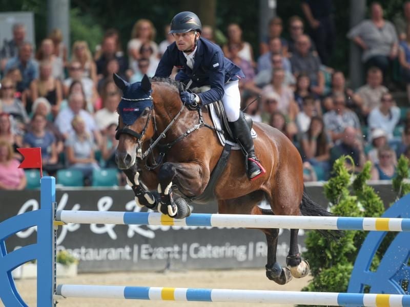 Michael Jung hat sich den Arm gebrochen. Foto: Friso Gentsch