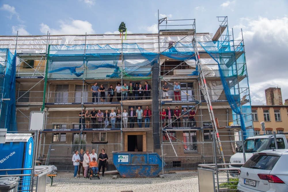 Gruppenbild zum Richtfest: Der Rohbau ist vollbracht. Im Frühjahr kommenden Jahres soll die Verwaltung der Lebenshilfe hier einziehen. Zudem entstehen vier Wohnungen.